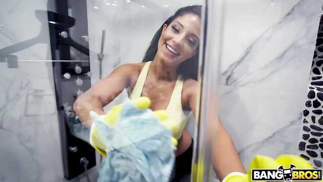 Naga gospodyni nie została bez członka właściciela