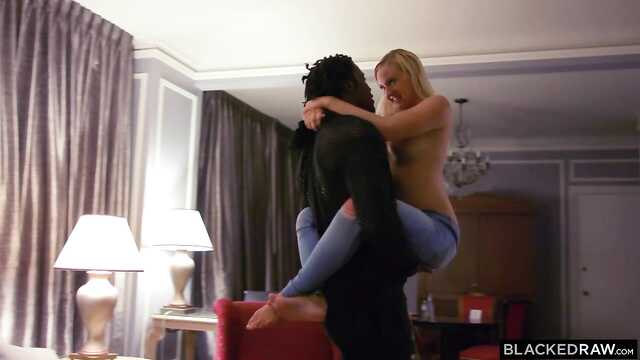 Занозить черным хуем в пиздень белокурой крали