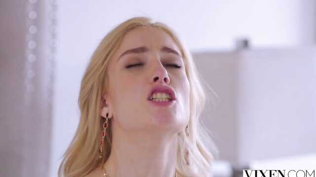 Жатын бөлмесінде аққұбалар айналады пенис сүйікті