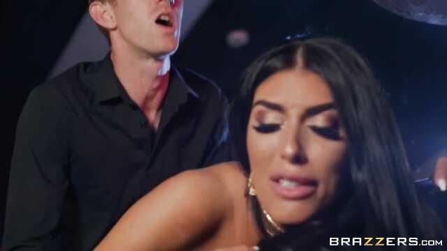 Schlampe fickt in einer bar mit einem unverschämten Barkeeper