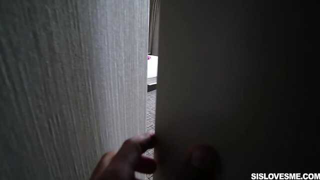 Łysy wujek trebusze cipkę młodej blondynki