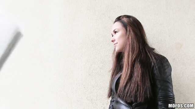 Até as meninas bonitas dão na rua por Dinheiro