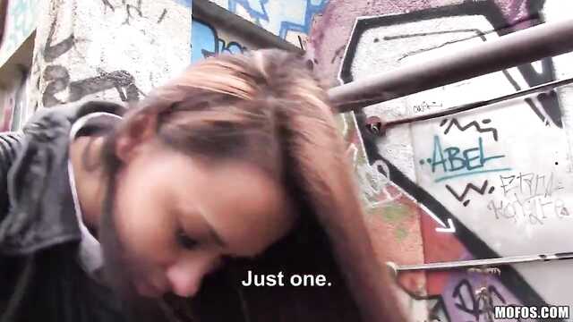 Até as meninas bonitas dão na rua por Dinheiro