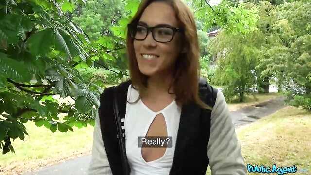 Рыжая задорно скачет на члене пикапера в очках.