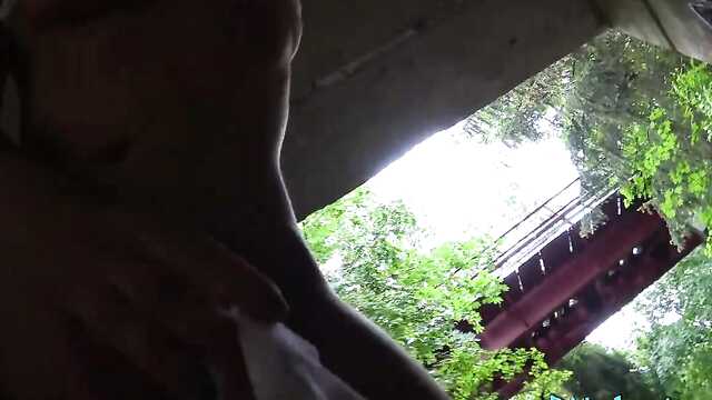 Рыжая задорно скачет на члене пикапера в очках.