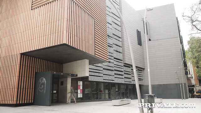 Szczęściarz kręci się na kutasie trzech dziewczyn