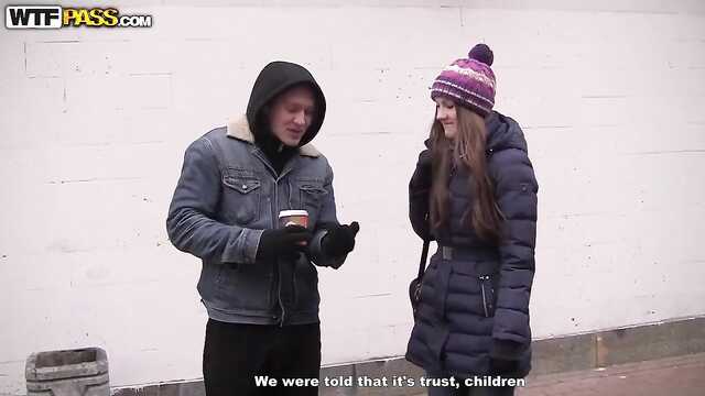 Dwóch rosyjskich chłopaków działa w szczelinach Brunetki