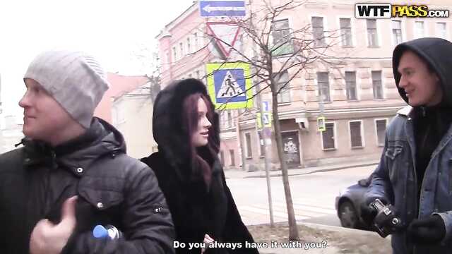 Dwóch rosyjskich chłopaków działa w szczelinach Brunetki