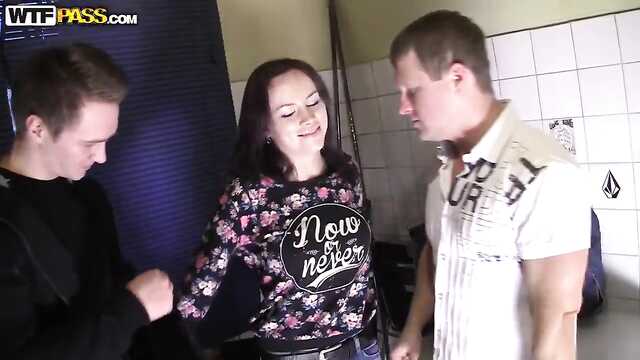 Dwóch rosyjskich chłopaków działa w szczelinach Brunetki