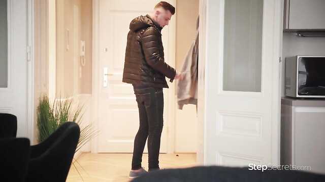 Z zawiązanymi oczami dziewczyna pieprzy się z chłopakiem