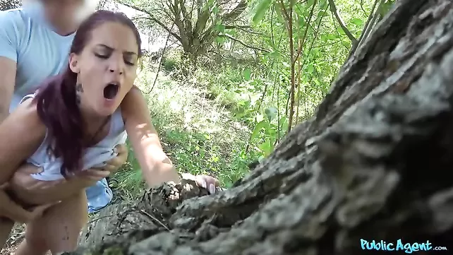 Лохматит пизду қанағаттанған баба ағаш