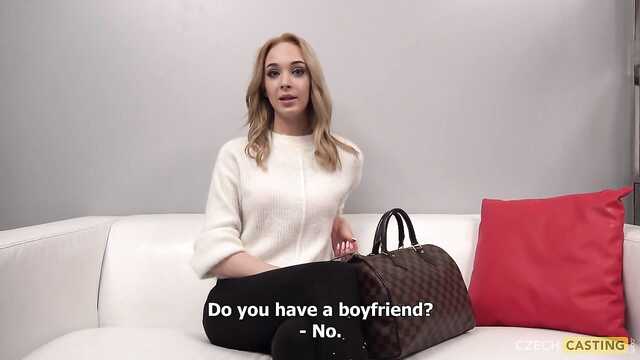 W czerwonej bieliźnie na castingu ssie Kukan faceta