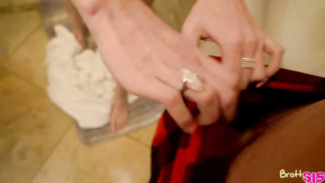 Он присоединился к молодой женщине в душе