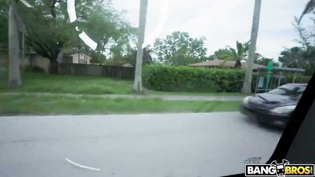 Nimfomanka rucha się w samochodzie z różnymi facetami