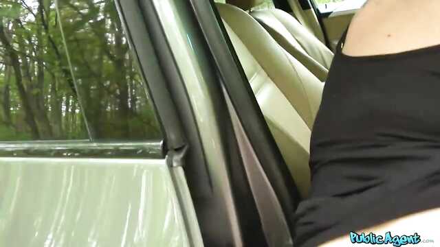 Bujny sutek okazał się dostępny i dał w samochodzie