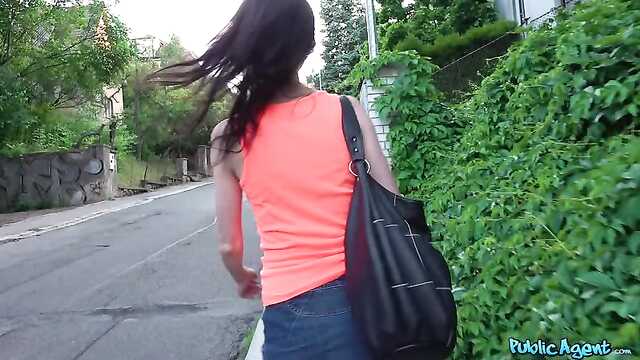 Mulher de sorte ganhou dinheiro para foder com um cara legal