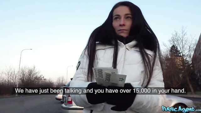 Morena cae sobre la polla de un chico real