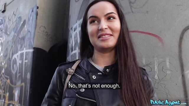 Piękna dziewczyna daje skorupiakiem za pieniądze