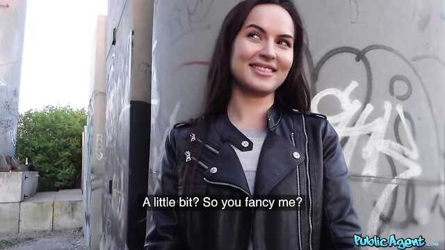 Piękna dziewczyna daje skorupiakiem za pieniądze