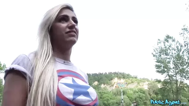 Үлкен жопа аққұбалар дірілдейді жылғы позалар шабандоздар