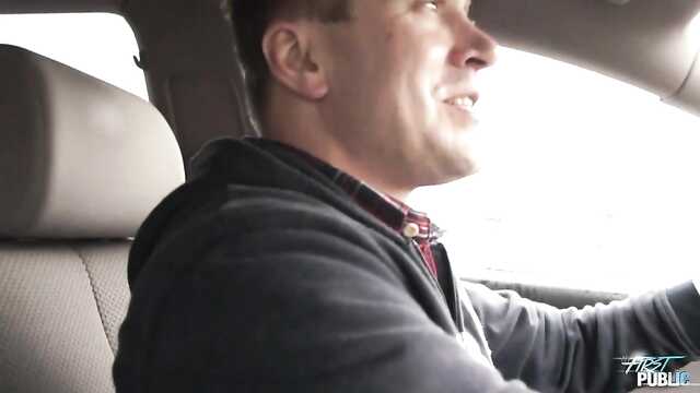 Dmuchanie w dupsko blondynce na przednim siedzeniu samochodu