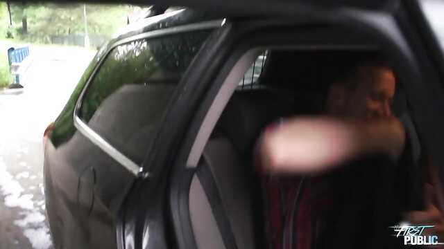 Dmuchanie w dupsko blondynce na przednim siedzeniu samochodu