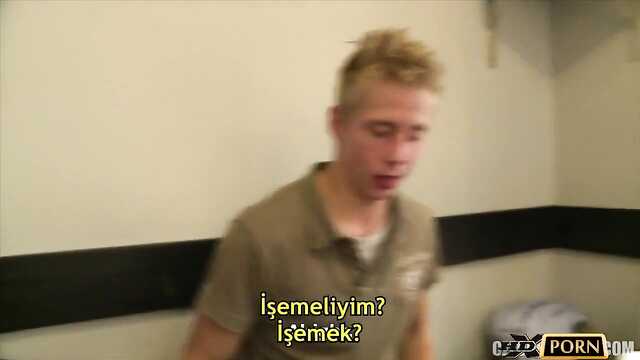 Swingers por dinero empujado en el baño con pareja