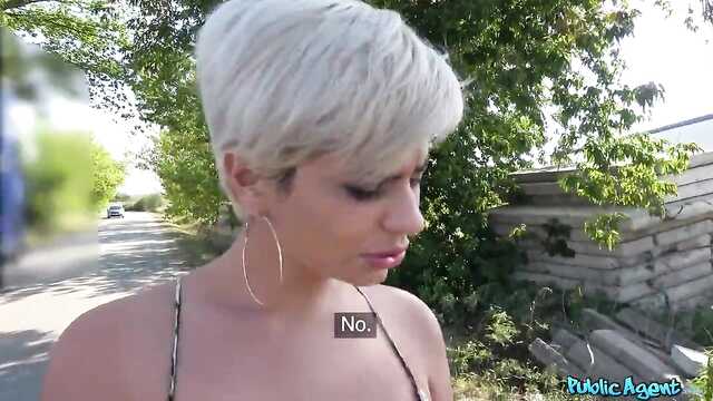 Loira com Peitos grandes chupando na rua