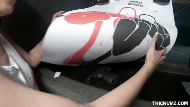 Morena facilmente fodendo com um garoto na câmera