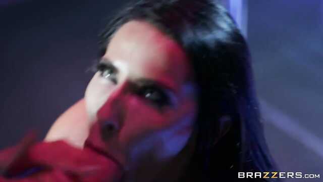 A luxurious stripper gave herself at the pole to a generous client