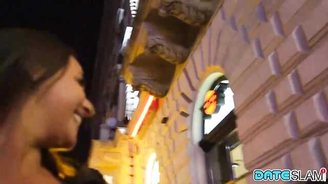 Освещая путь фонариком, он делится своей любовью с подругой.