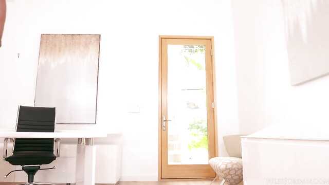 Echte Schönheit rief einen muskulösen schwarzen Mann zu fliegendem sex an