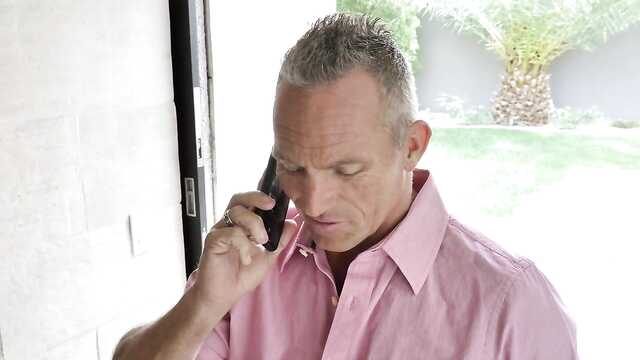 Захватывающий дуэт двух мужчин с тремя молодыми.