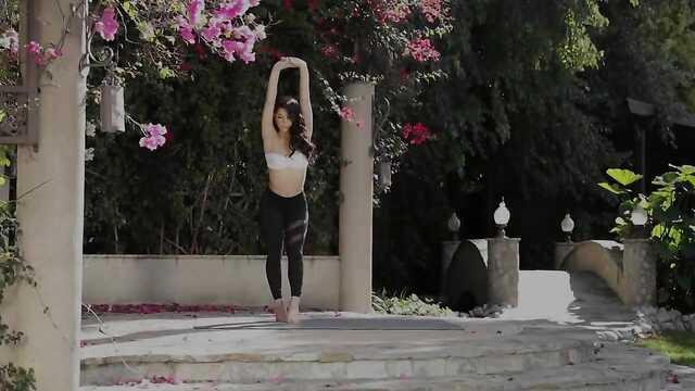 Спортивная девушка раскрыла ноги для сильного чувака.