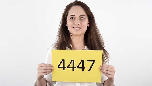 La fille russe a effectué la danse de l'amour sur la bite du garçon