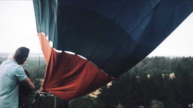 Sob a cúpula do balão de ar quente bonito Spins loira