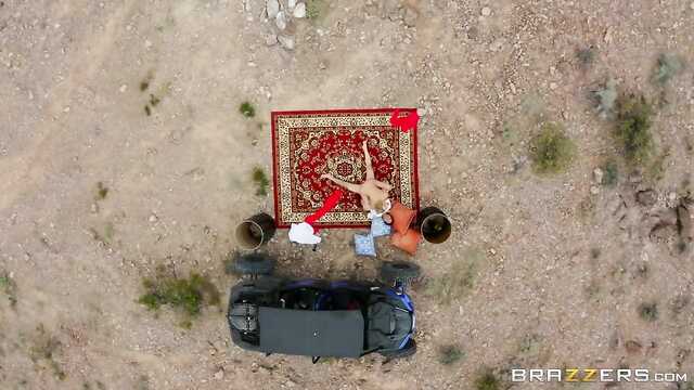 Lichaczka na pustyni dostaje orgazm od ruchania z chłopcem