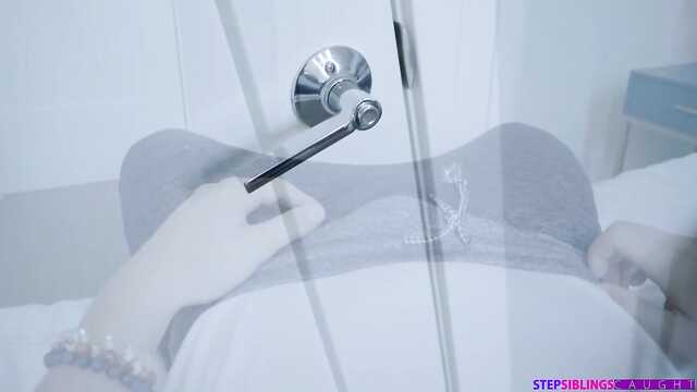 Namoradas batendo na câmera com o pênis do vizinho