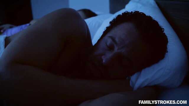 Sąsiad pieprzy kobietę przed śpiącym mężem na łóżku