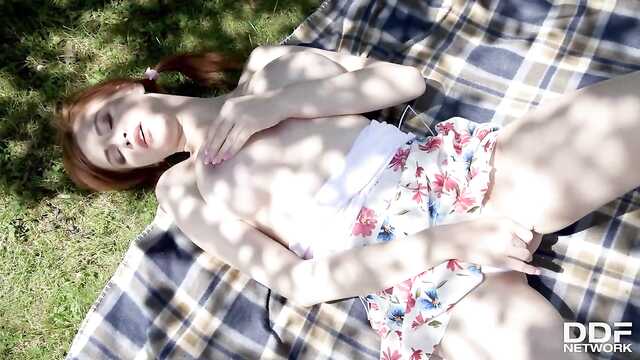 Siwy facet przeleciał rudą w domku na trawie