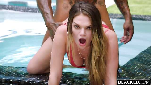 Модель трахается с негром у бассейна.