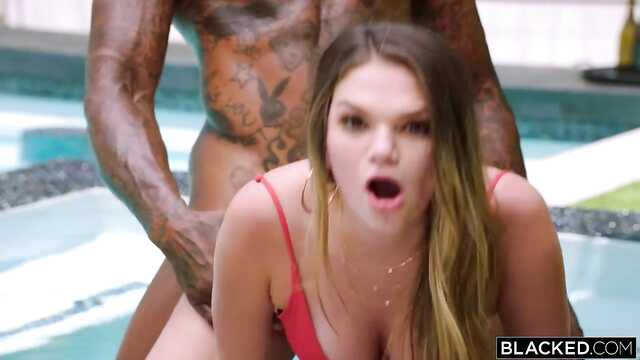 Модель трахается с негром у бассейна.