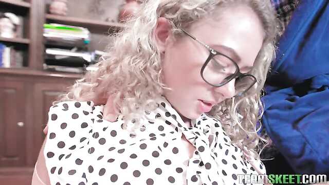 Dziewczyna pieści z góry członek starego Pana