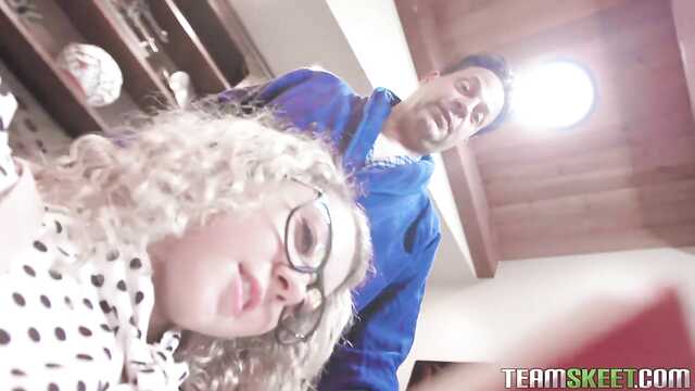 Dziewczyna pieści z góry członek starego Pana