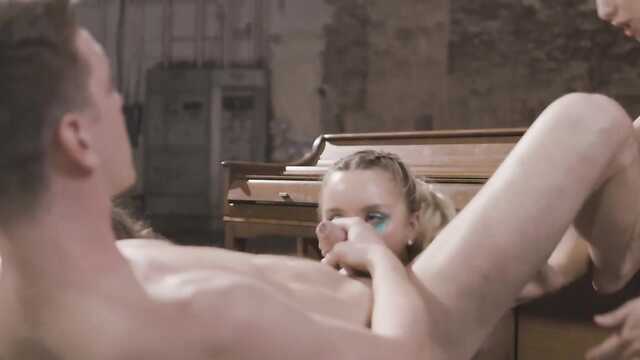 Le réalisateur a tour à tour trois actrices