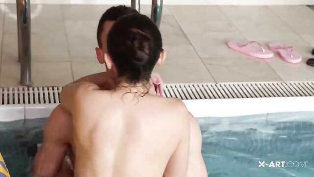 Latino folla en la piscina flaco chica