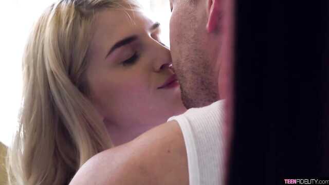 Мужик трахает қатерлі ісік қалыңдық ұлының ұзын мүшесі