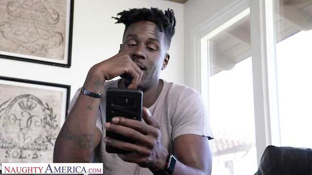 Американская женщина: то, как она достигла оргазма на черном фаллосе.