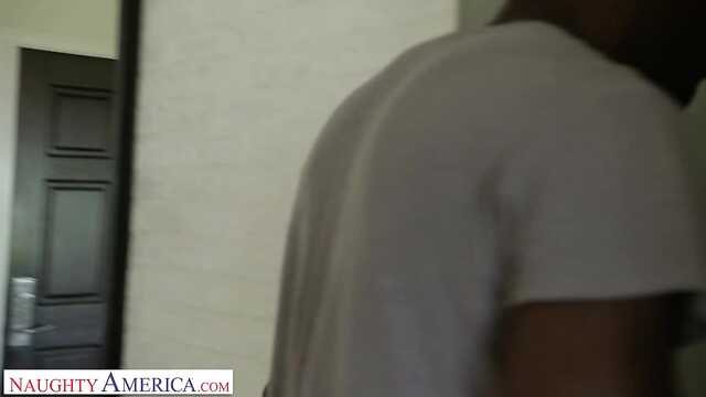 Американская женщина: то, как она достигла оргазма на черном фаллосе.