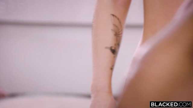 Biała laska zdradziła męża z czarnym policjantem